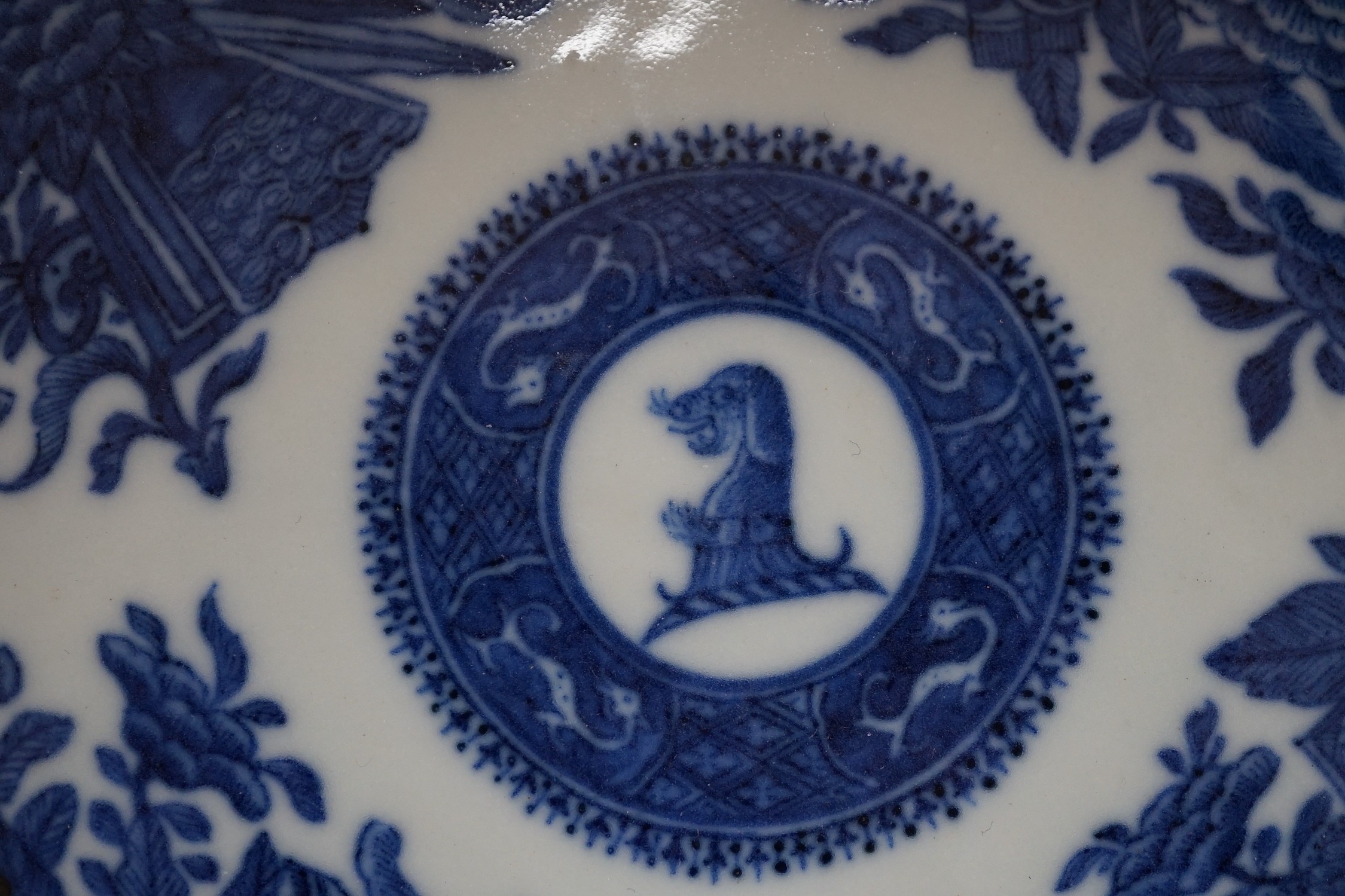 A Chinese crested blue and white stand, Qianlong period, 23.5cms wide